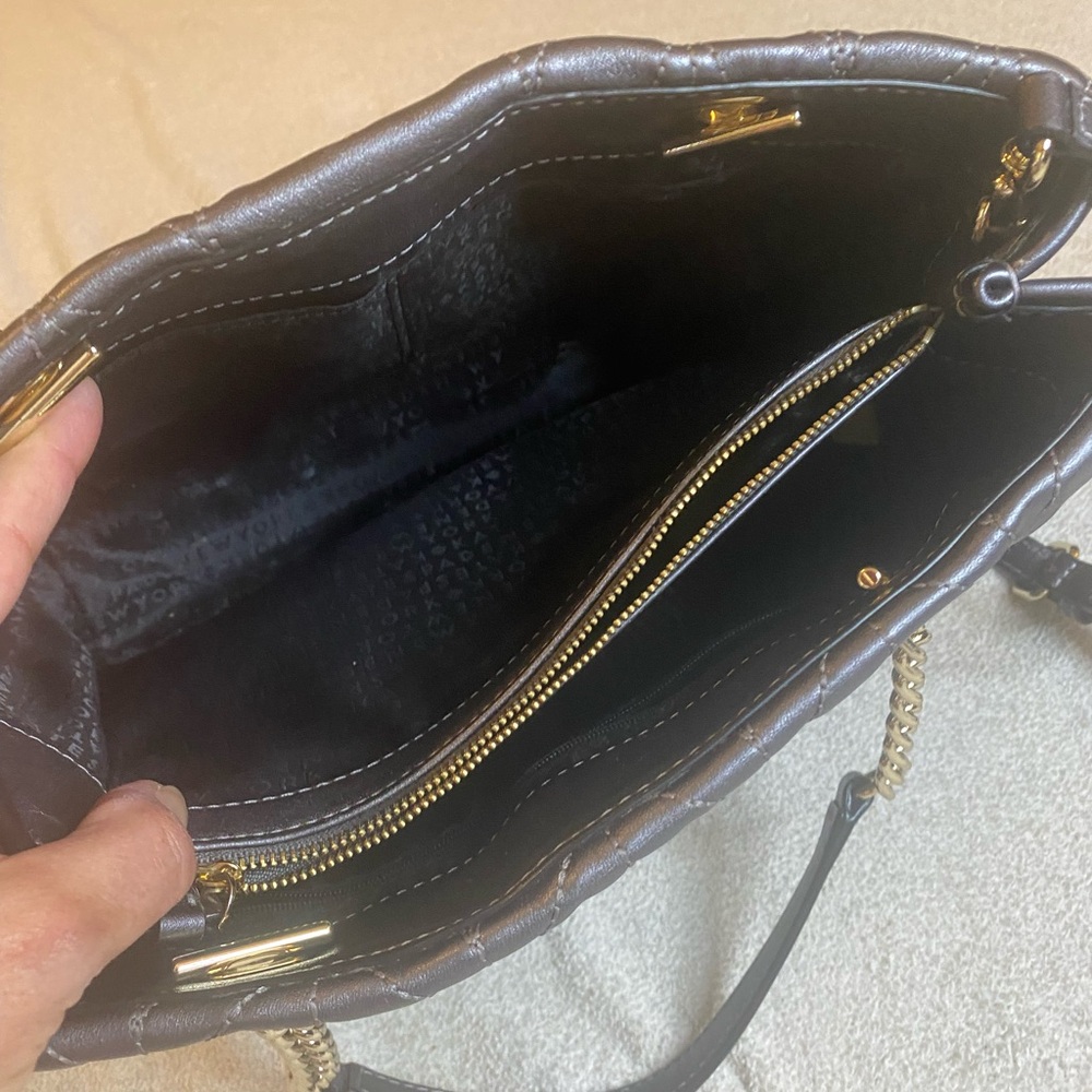 COPY - Kate Spade Silver Quilted Shoulder Bag with Gold hardware - Picture 4 of 13